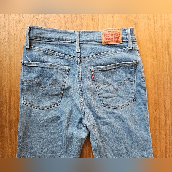 Levi's 724 High Rise Slim Straight Women's Jeans, size 26, great condition! - Picture 6 of 9